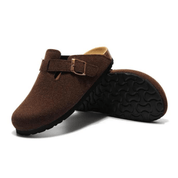 Dark brown clogs with adjustable buckle, wide fit design, and anatomical sole, perfect for casual style and everyday comfort