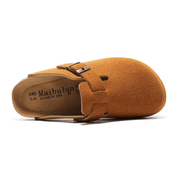 Clog Milan in caramel color with adjustable buckle and anatomical sole, perfect for casual wear and everyday comfort.