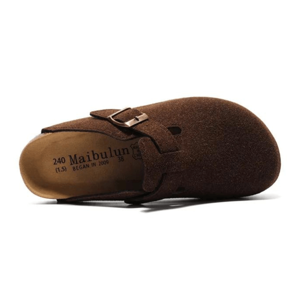 Dark brown clogs with adjustable buckle, wide fit design, and anatomical sole, perfect for casual style and everyday comfort