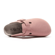 Pink wide fit clogs with adjustable buckle and anatomical sole, perfect for casual wear and everyday comfort.