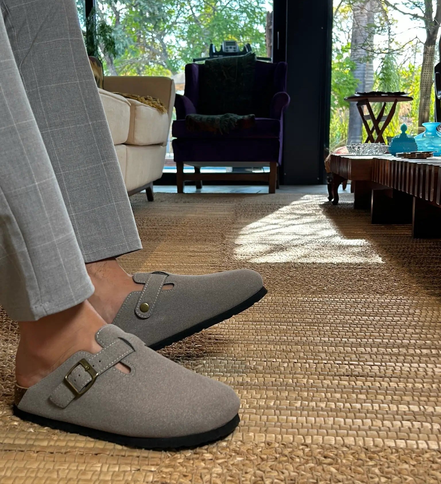 Clog Milan in light gray with a natural cork sole, durable design, and adjustable buckle, perfect for casual and versatile wear