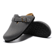 Clog Milan in dark gray with cork sole, wide fit, and adjustable buckle, combining comfort and sophistication