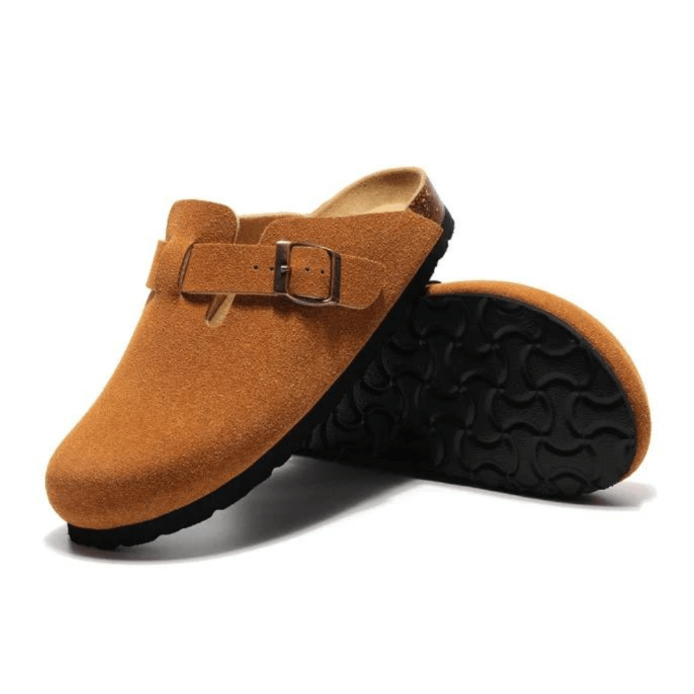 Clog Milan in caramel color with adjustable buckle and anatomical sole, perfect for casual wear and everyday comfort.